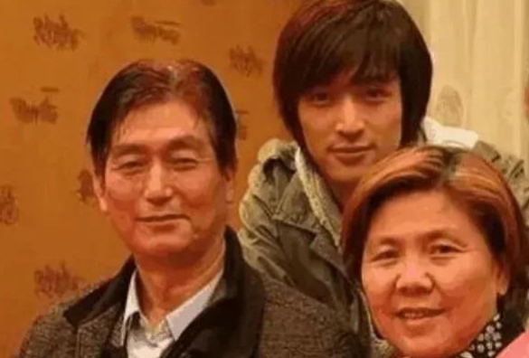 一次节目中，鲁豫问胡歌:“如果你的女朋友，你妈妈不喜欢，你一定不会娶她回家，对吗