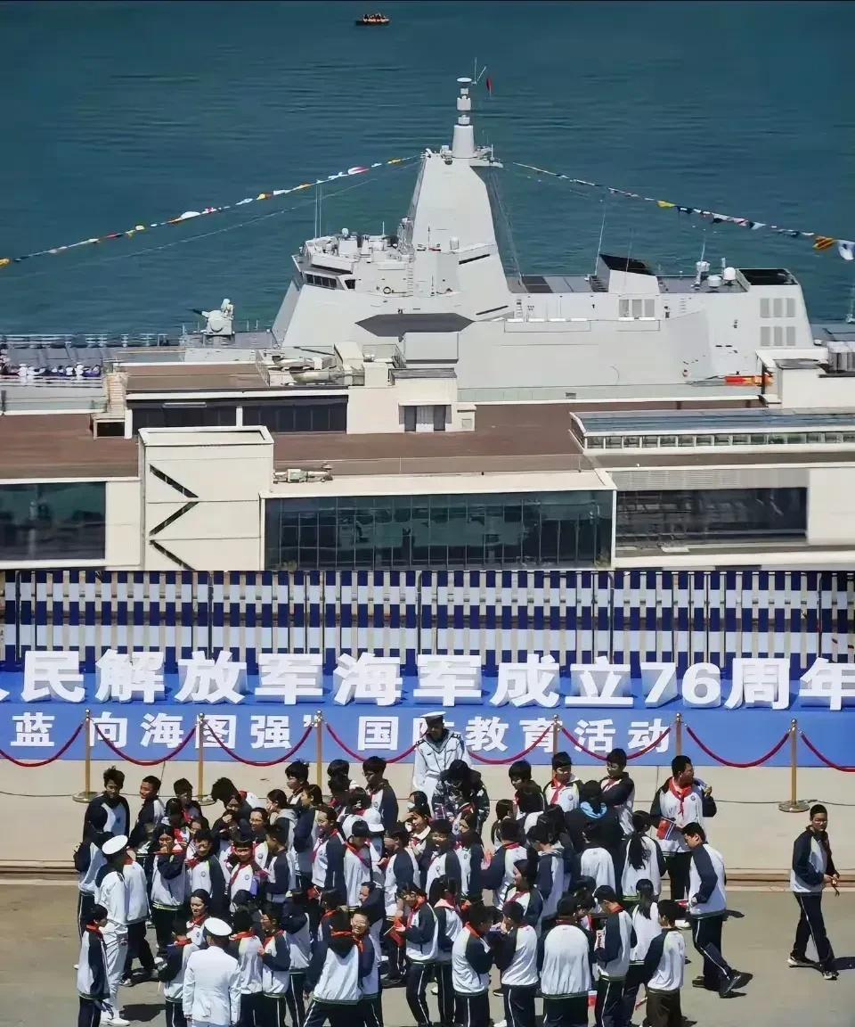 就问问各位你们羡慕吗？
这几张图片非常好，在今年的海军节上，某艘055型导弹驱逐