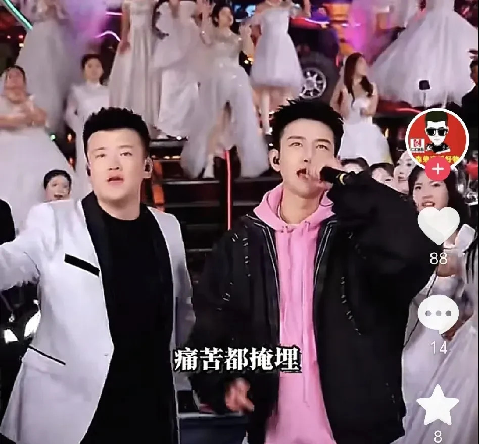 阿哲木森演出涨粉八万











啥？阿哲要凉？直播拉胯人气暴跌！以前