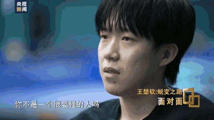 看《面对面》节目，观众喜欢的主持人，54岁的董倩坐在镜头前，满头苍苍白发随说话轻