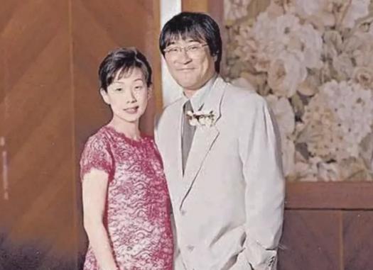 1994年，36岁的李宗盛婚内出轨28岁的林忆莲，回到家后，他看着吸溜面条的妻子