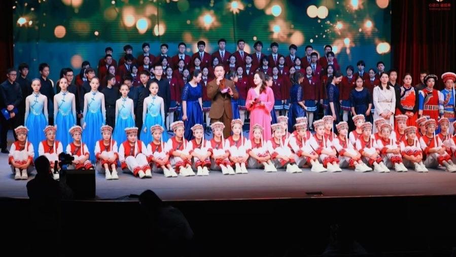 教育、艺术与公益共绘“美美与共”成长图景！这一援滇朗诵音乐会温暖上演
