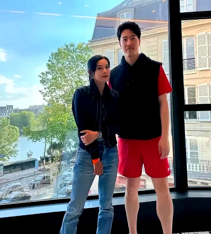 刘翔和他的爱人吴莎在美国洛杉矶的大别墅里幸福的生活着。
网上都是国外不好的消息，