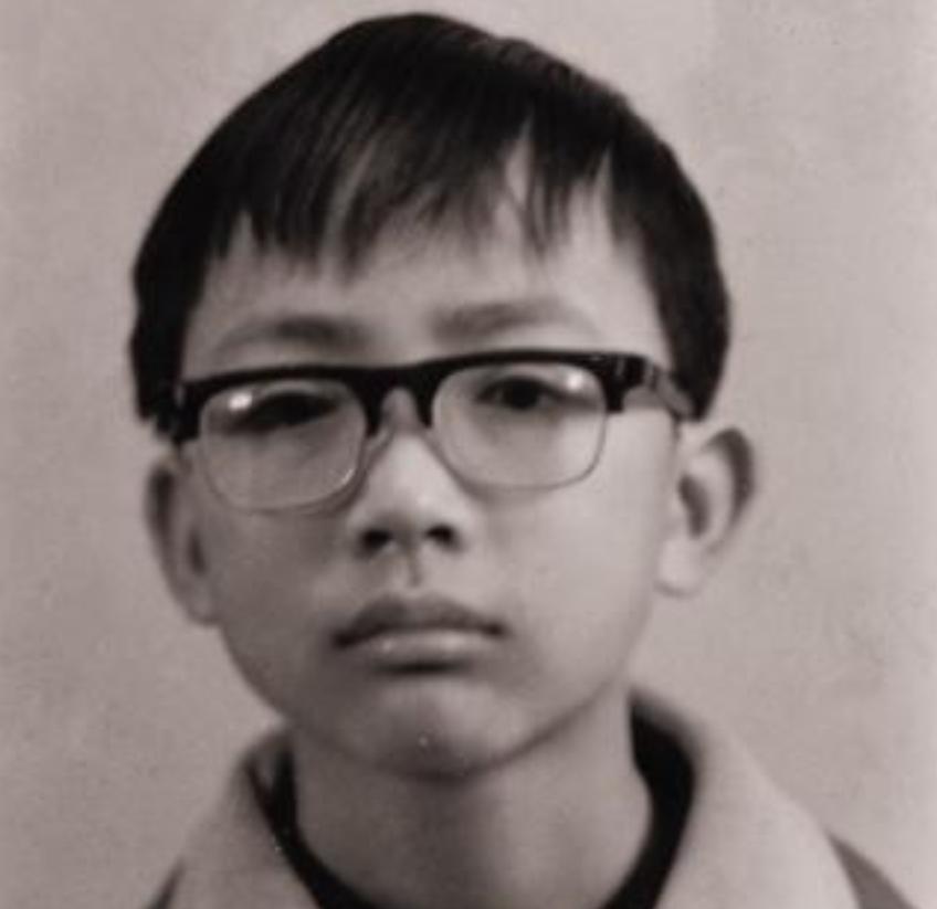 1988年，15岁赖宁因扑救山火牺牲，随后他的故事被收入教材。可是2012年又将