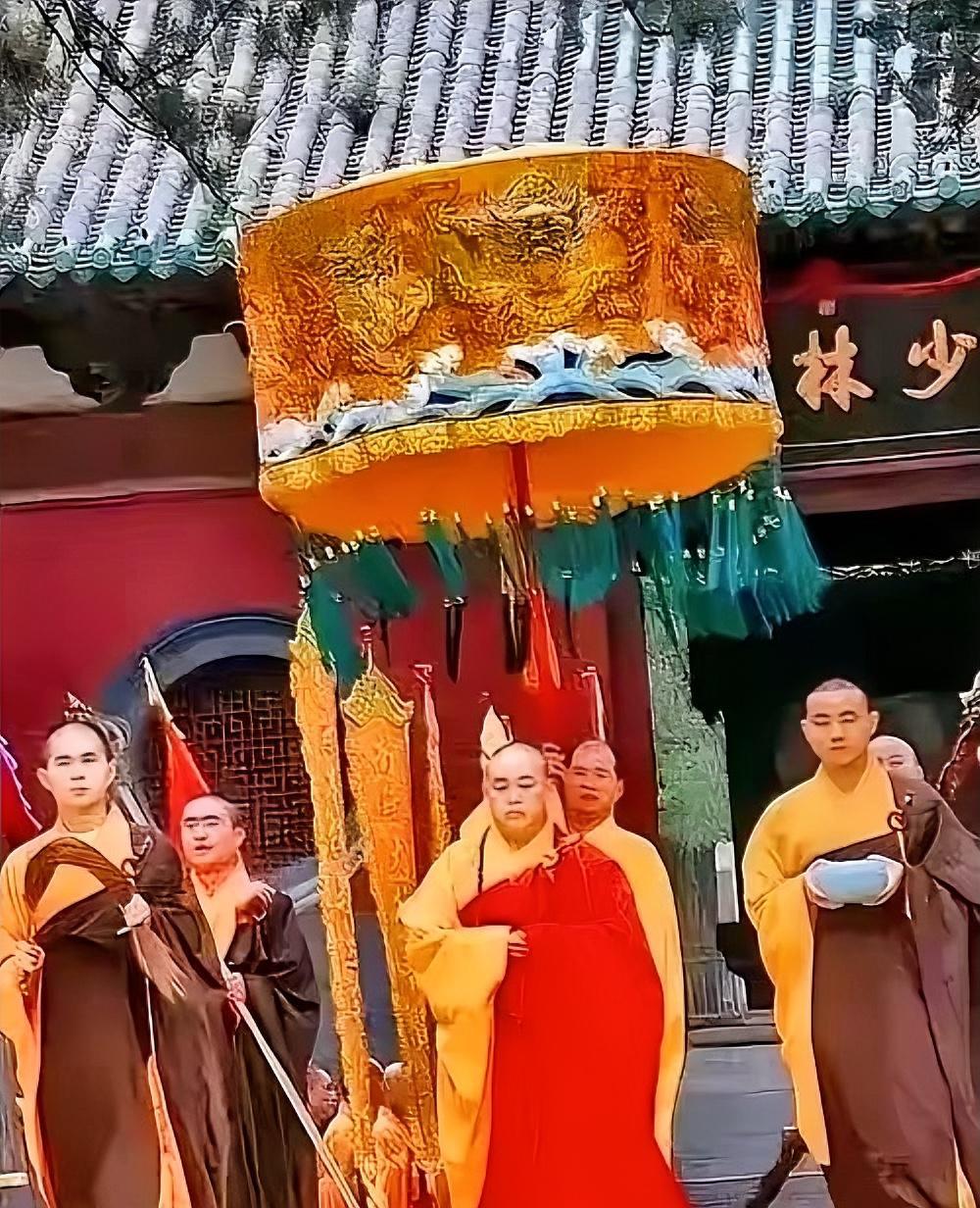 出门这么大的阵仗，真的是“和尚打伞，无法无天”这歇后语挺有意思。和尚光头没头发，