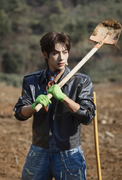 第五问的指控太猛，但没实锤前还是让子弹飞一会。不过前几问的团队管理问题，确实值得