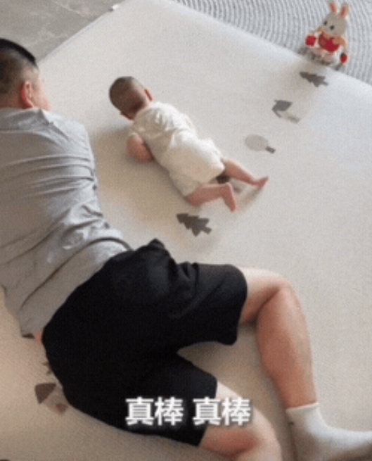 这宝宝上人民日报了！陕西，一位爸爸为了教3个月宝宝翻身，竟然亲自做示范，然后呼唤