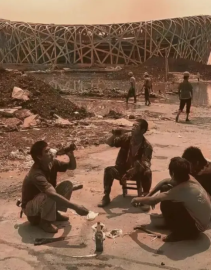 当年在北京建鸟巢的工人们，你知道一天挣多少钱吗？

这张照片拍摄于2006年夏天