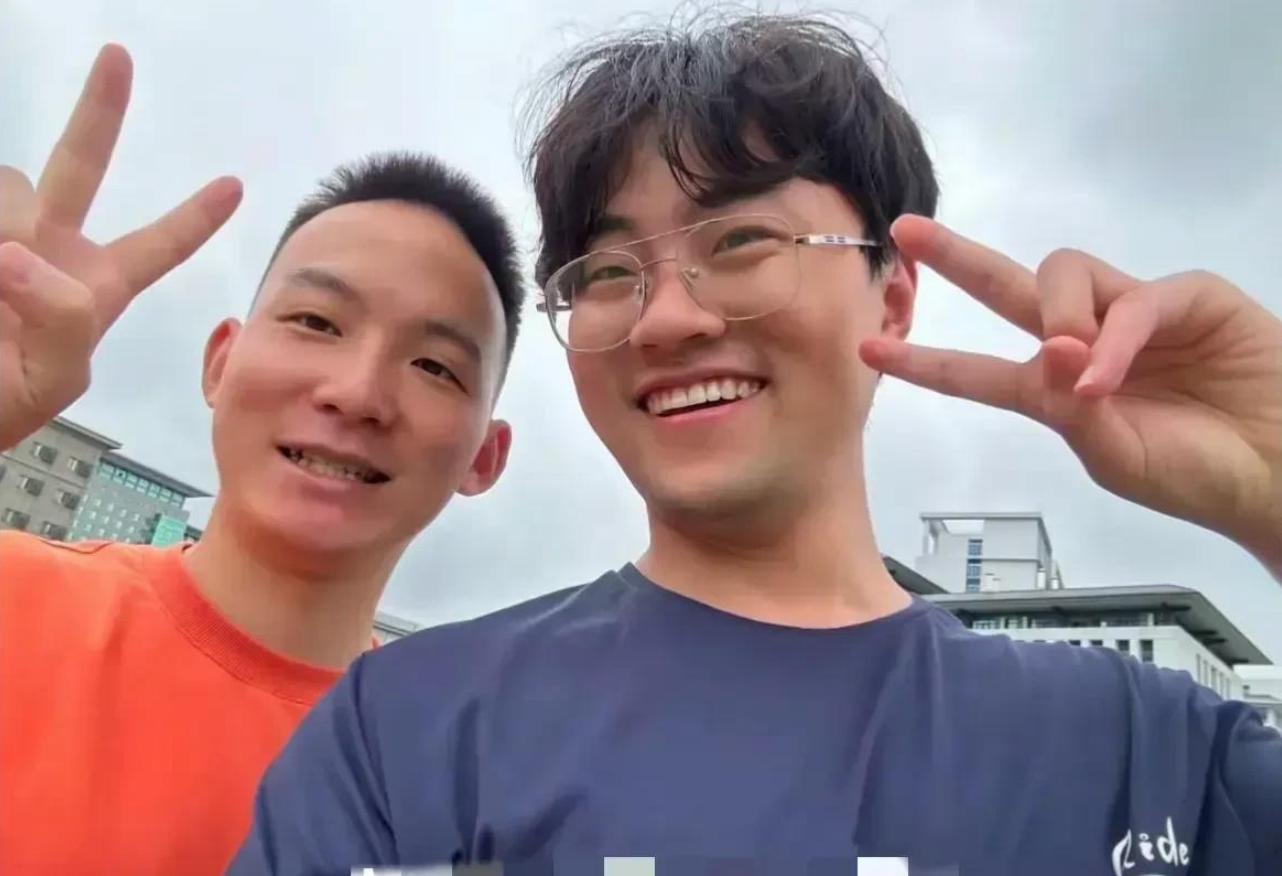 谢浩男本科时半工半读，经济困难。



大学时光，对谢浩男而言，是艰辛的拼搏岁月