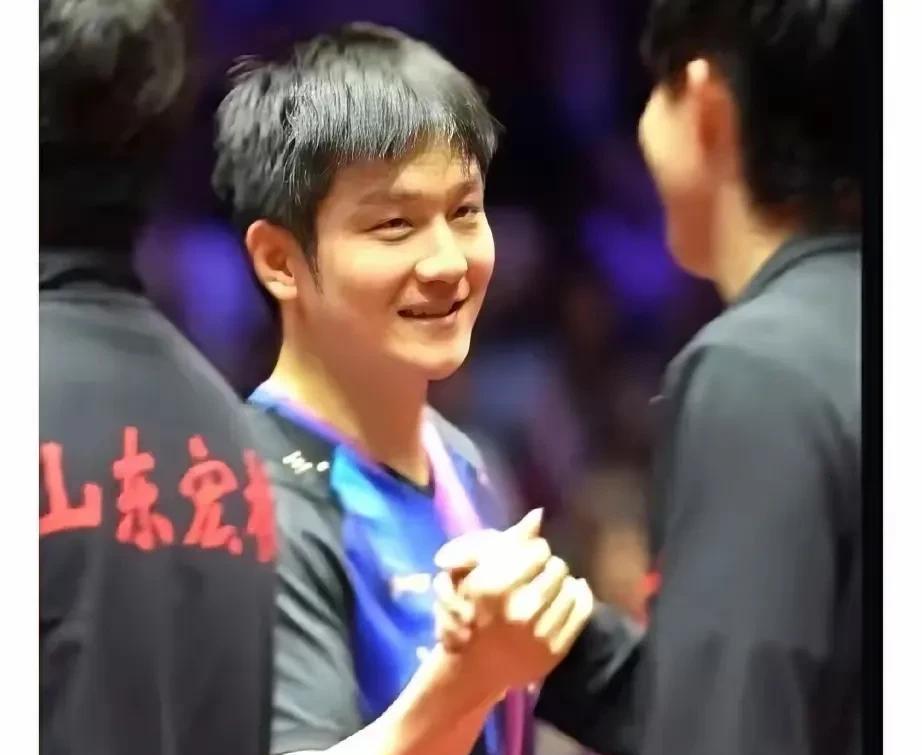 流量可以把你捧成神。也可以让你忘了怎么当个人。这个一个小朋友的话。
这次乒超第一