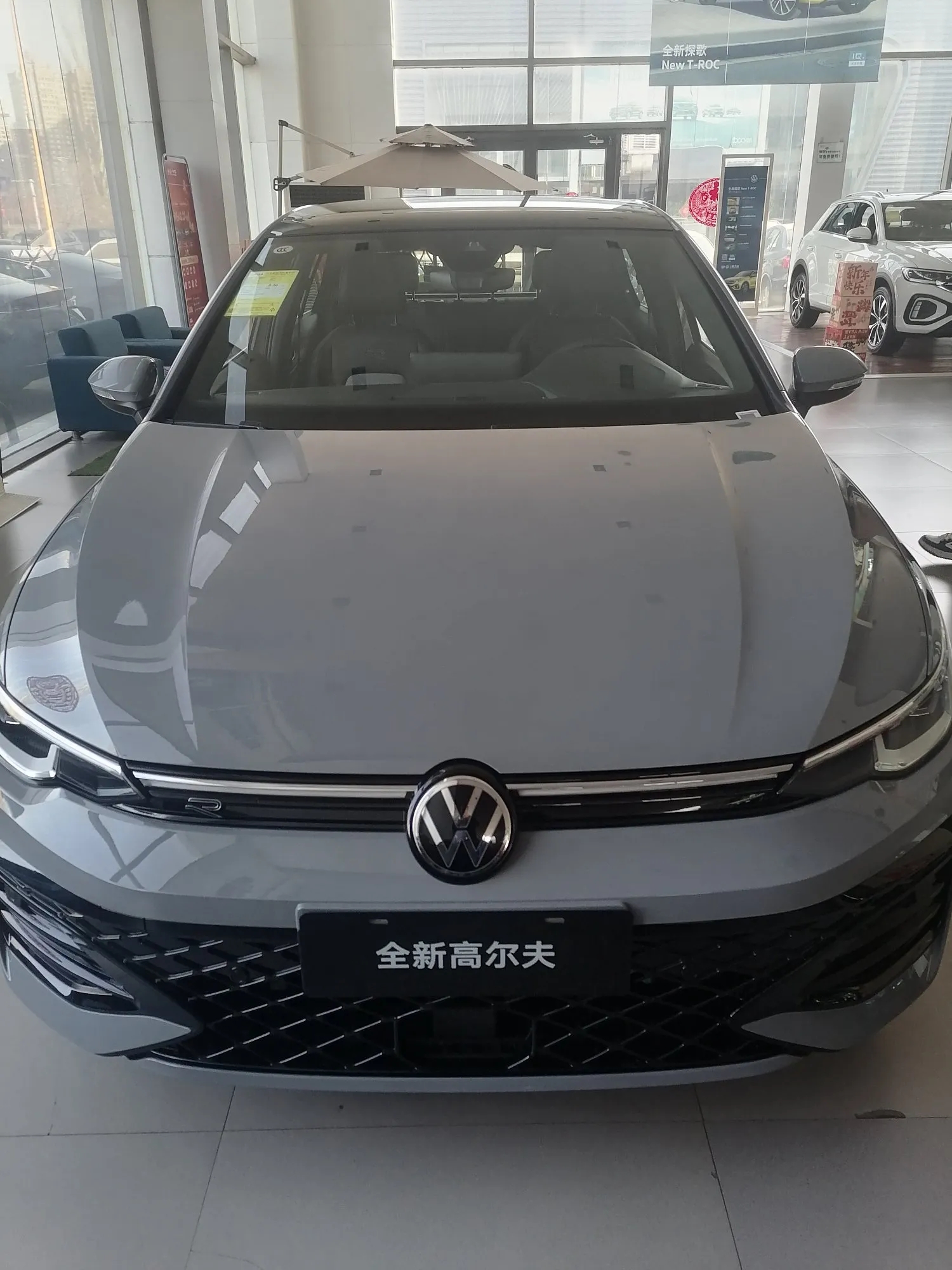 今天去4S转了一圈，看看车，打算换个车。
最近听说车比较便宜，尤其燃油车，如果有