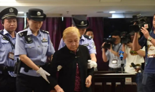 2017年，广东83岁的老太太将60粒安眠药碾碎放进儿子粥里，用勺子喂进儿子嘴中