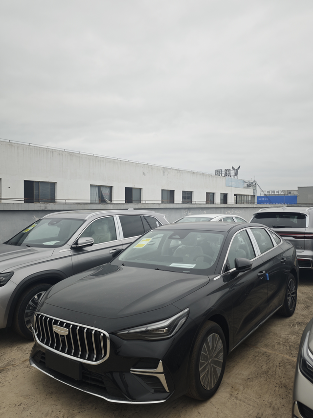 还是国产车不错
这个价格配置都拉满了，颜值也很高，空间也大，这个黑色特别帅