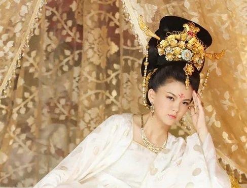 天呢，李湘竟然演过武则天，这气势真的很足啊！她那会真的很瘦！ ​​​