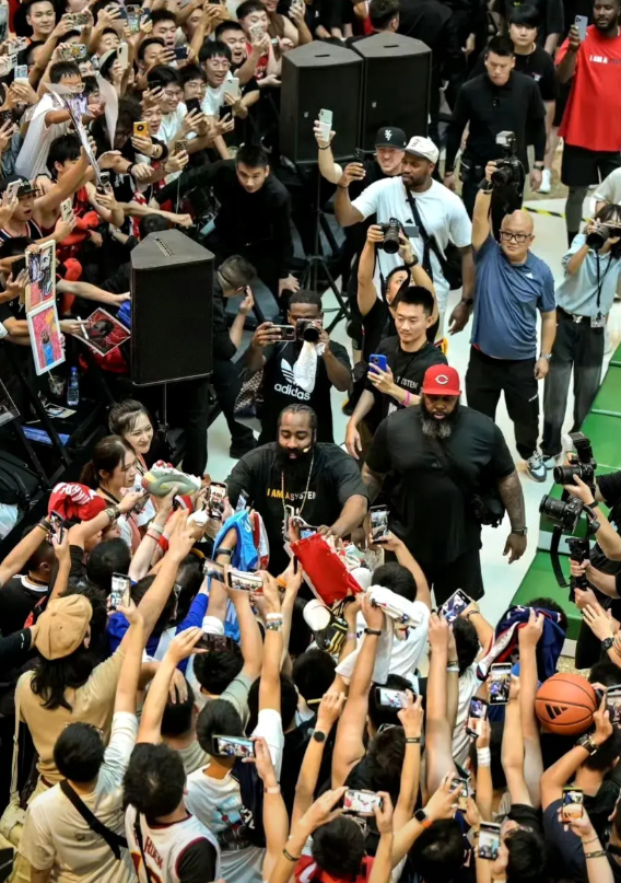 太受欢迎！哈登所到之处皆是人山人海！

哈登是最受中国球迷欢迎的NBA球星之一，