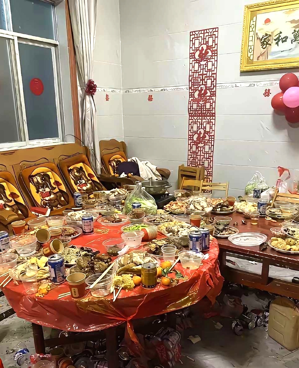 这送亲来的娘家人，是不是有什么意见和想法吧，怎么光喝酒没吃菜啊！