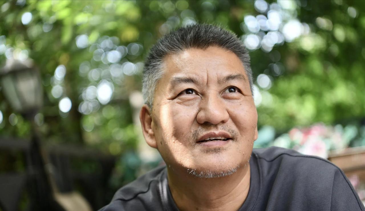 58岁的梁实又双叒叕要奔赴高考战场，第29次参战。这岁数快能领退休金，就算考上，