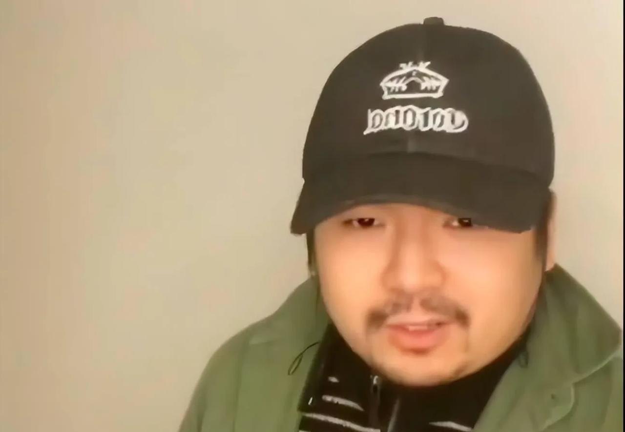 近日，一名男子因外形酷似著名歌手刀郎，在街头意外被粉丝围观。该男子不仅长相与刀郎