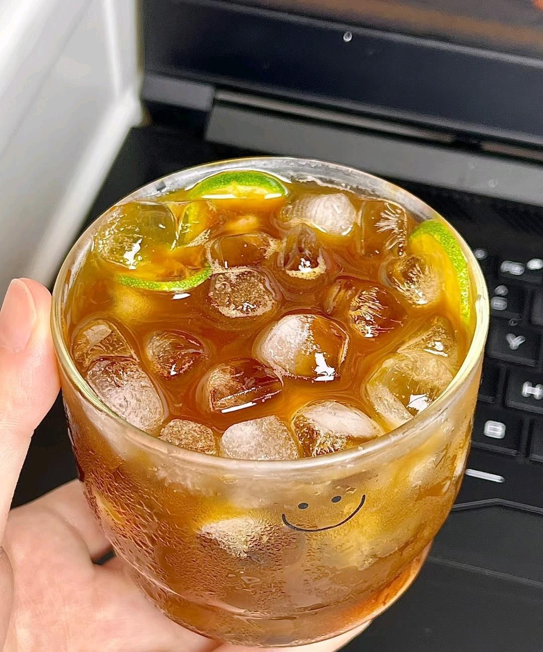 邻居的公公是退休乡村老教师，
目前退休金拿到每月9000元了，
邻居说他公公真是