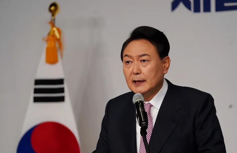 尹锡悦被罢免给我的印象就是横。国虽小，对内对外都是穷横。
对内，一个现任总统，在