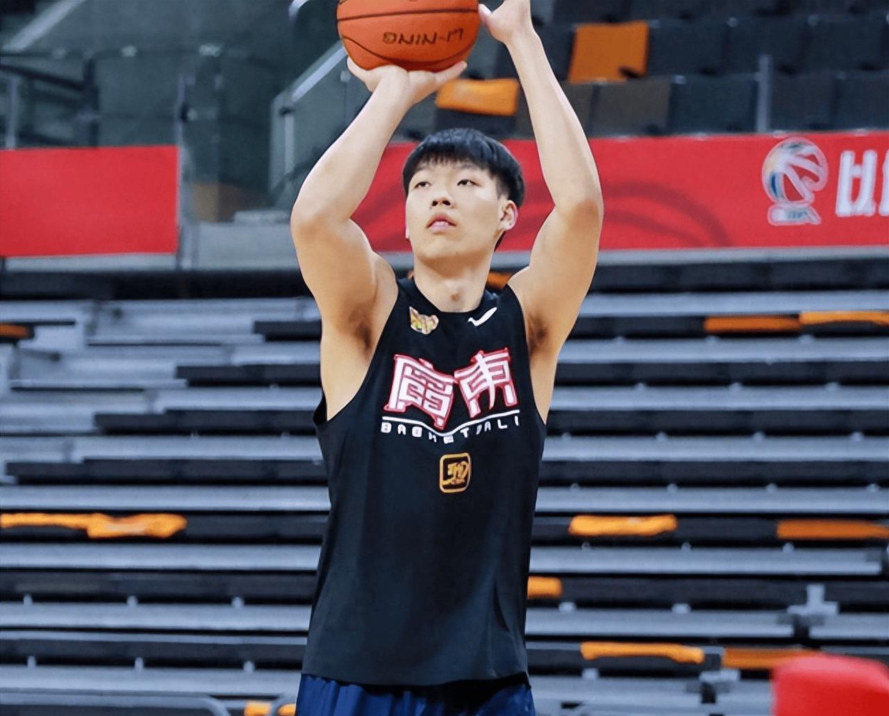 张昊雄心壮志！
广东男篮今天前往重庆参加热身赛，但张昊与胡明轩没有随队，理由是这