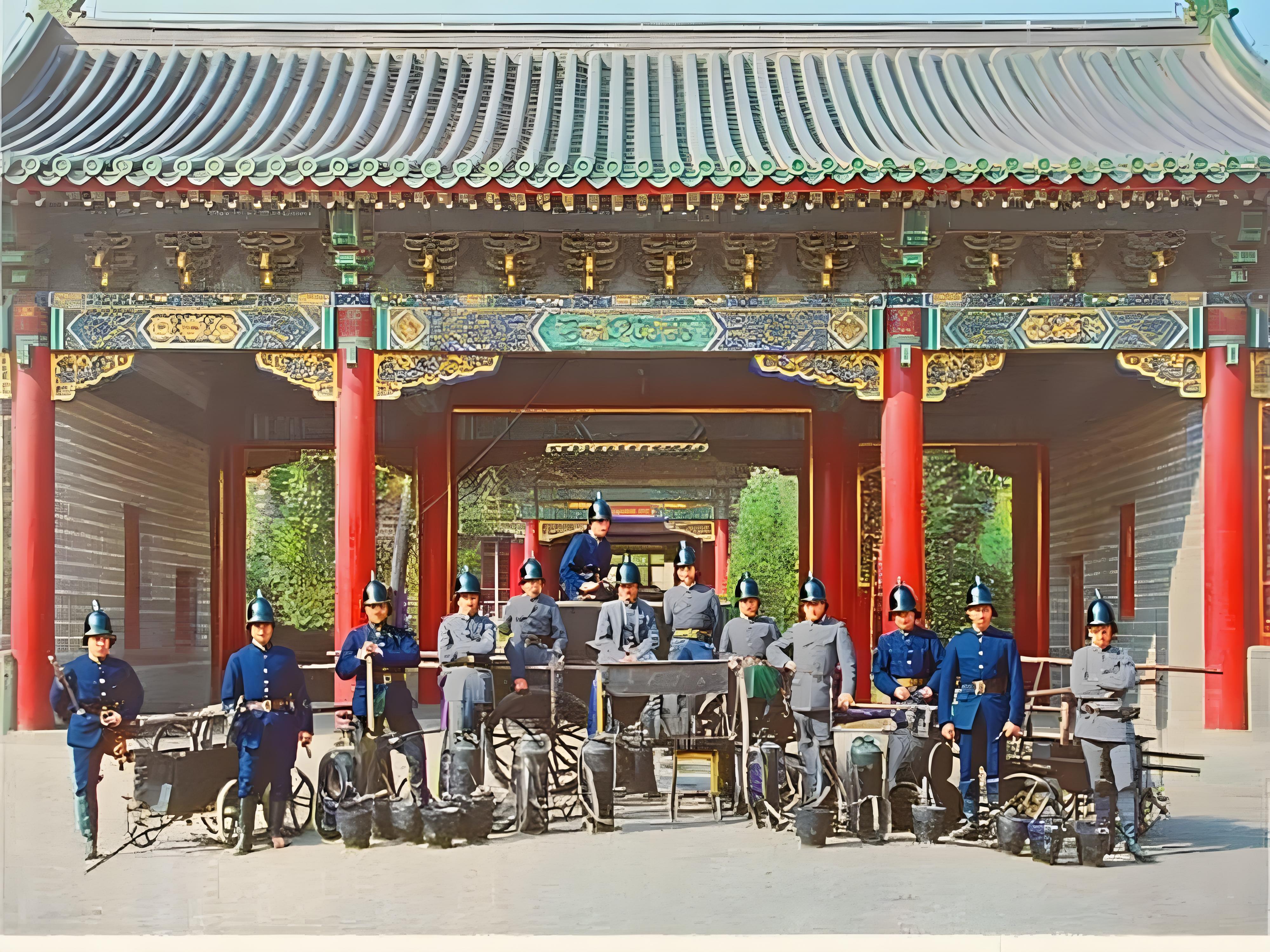1870-1889年，英国使馆救火队，救火队员们在英国使馆里的大门前一字排开，地