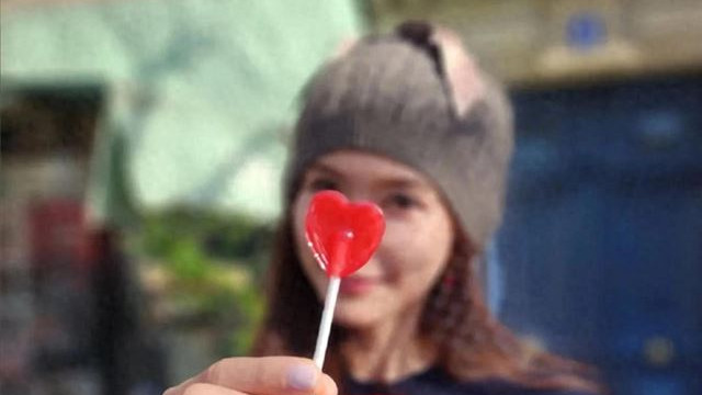 50岁林志玲分享最新美照，手持红色爱心棒棒糖，温柔甜美似少女！