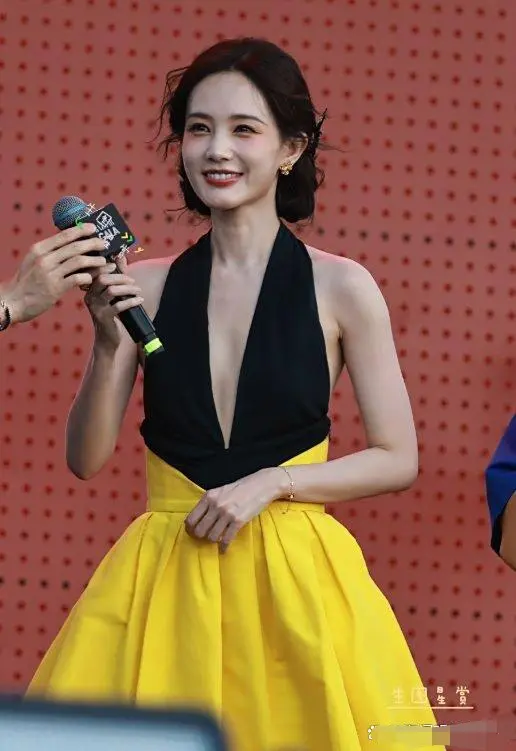 有种“尴尬”叫李一桐玩性感，明明身材平平无奇，却偏要露点什么