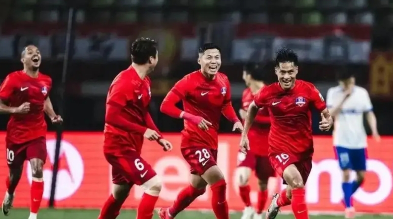 看了30年球的老球迷飙泪！梦断2026年世界杯，别了2025届男足国家队！
  