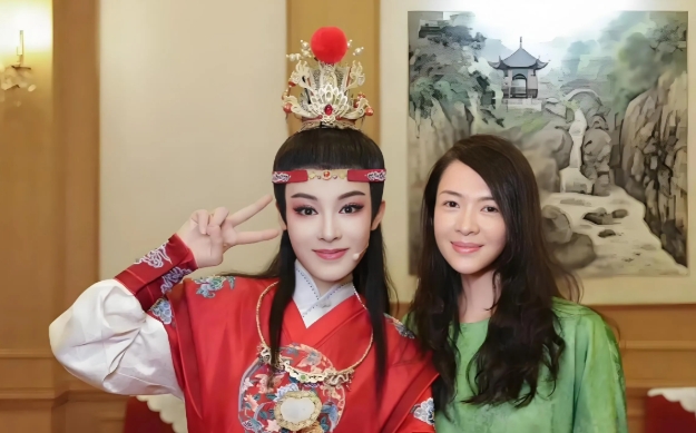 家人们，国际章这次彻底栽在越剧里了！5月25日，章子怡晒出与越剧演员陈丽君的合影