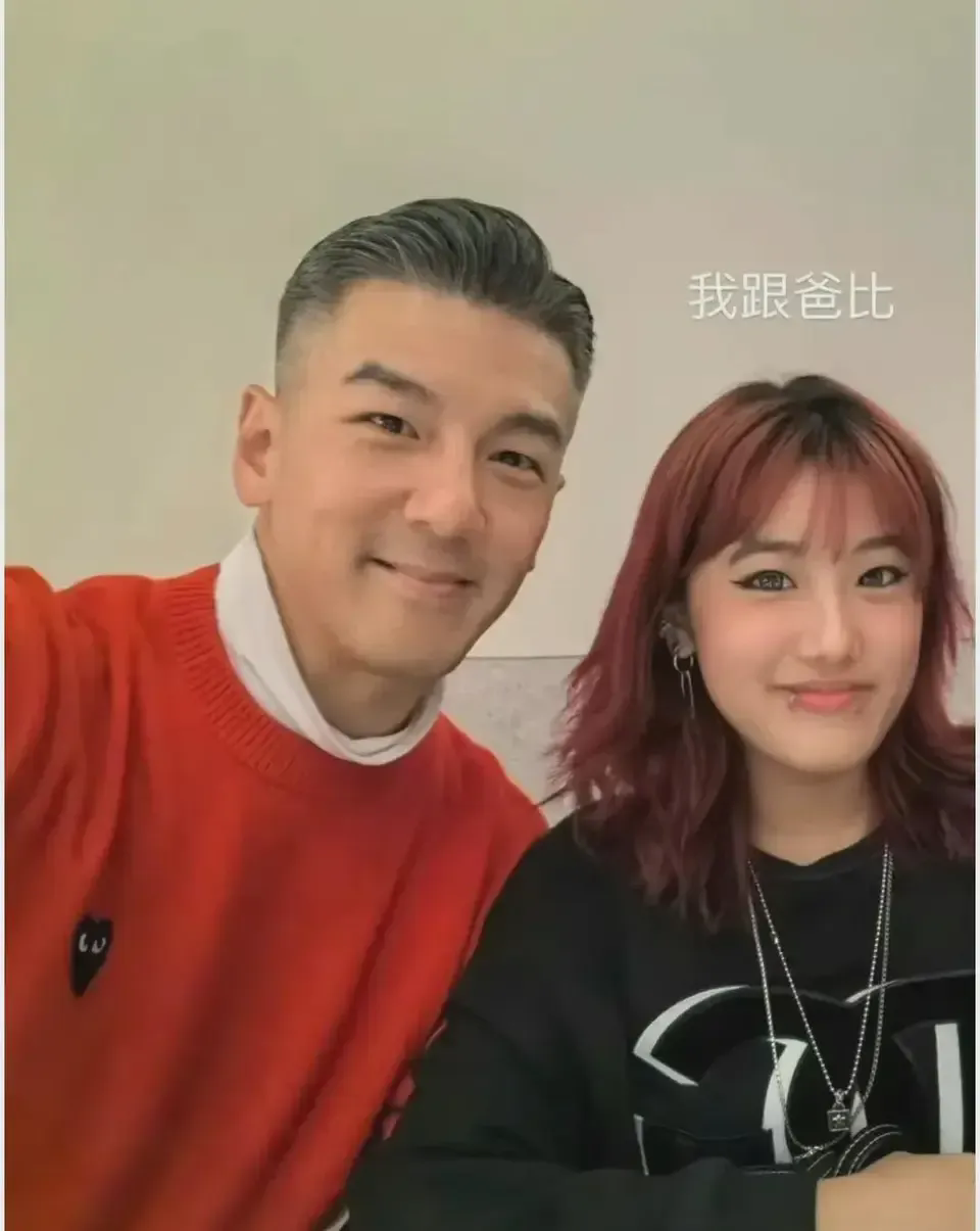 在娱乐圈复杂的家庭关系里，贾静雯前夫孙志浩的选择，为他圈了不少好感。再婚后，这么