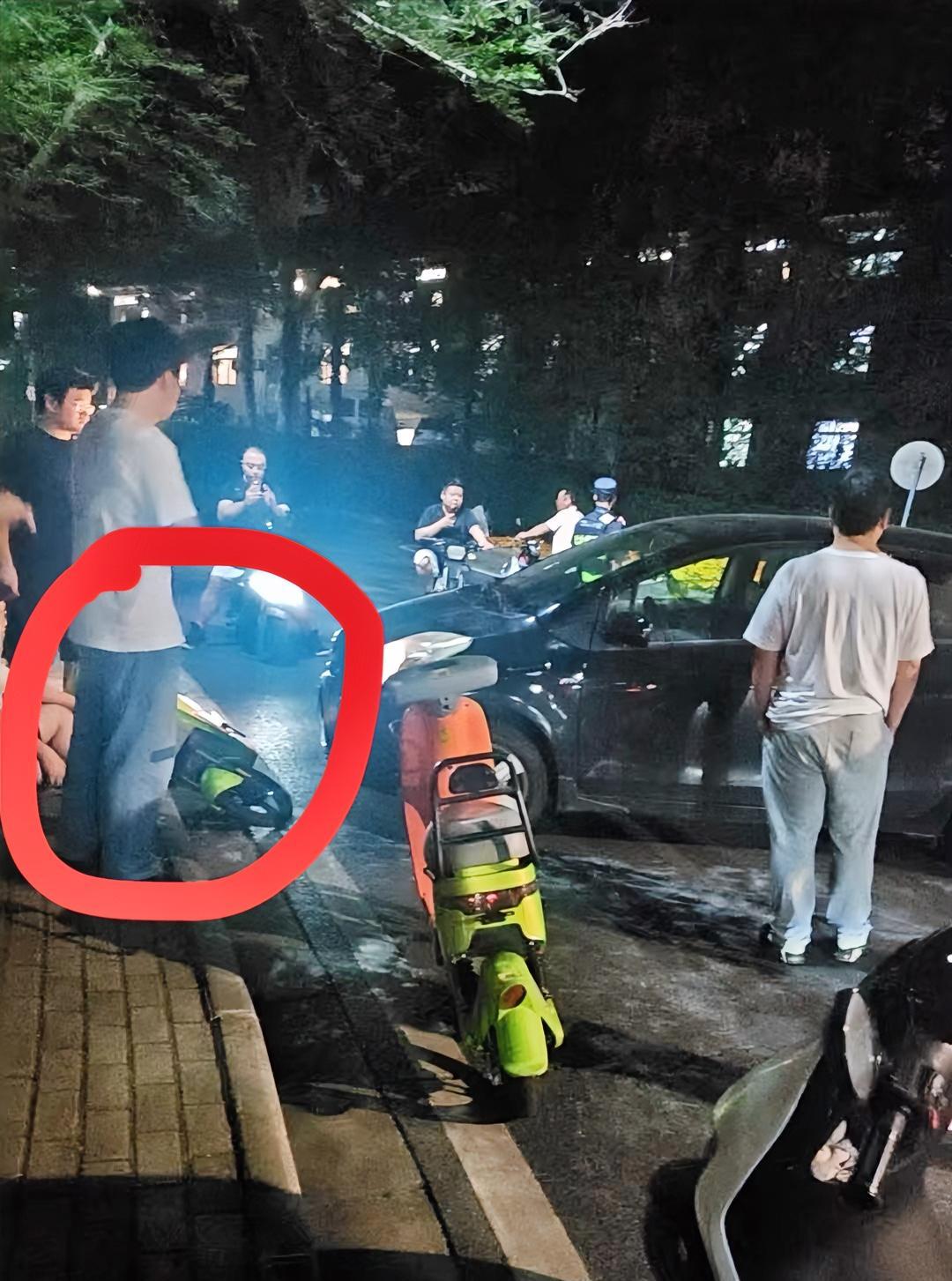 关于武大教职工子女开车逼停骑行学生
又挖出来三个细节
第一，有被现场的学生爆料说