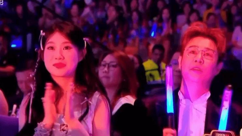 小沈阳与女儿沈佳润在“湾区升明月”电影音乐晚会登台，小沈阳刚唱完就被抬走，沈佳润国内首唱《美美Sun