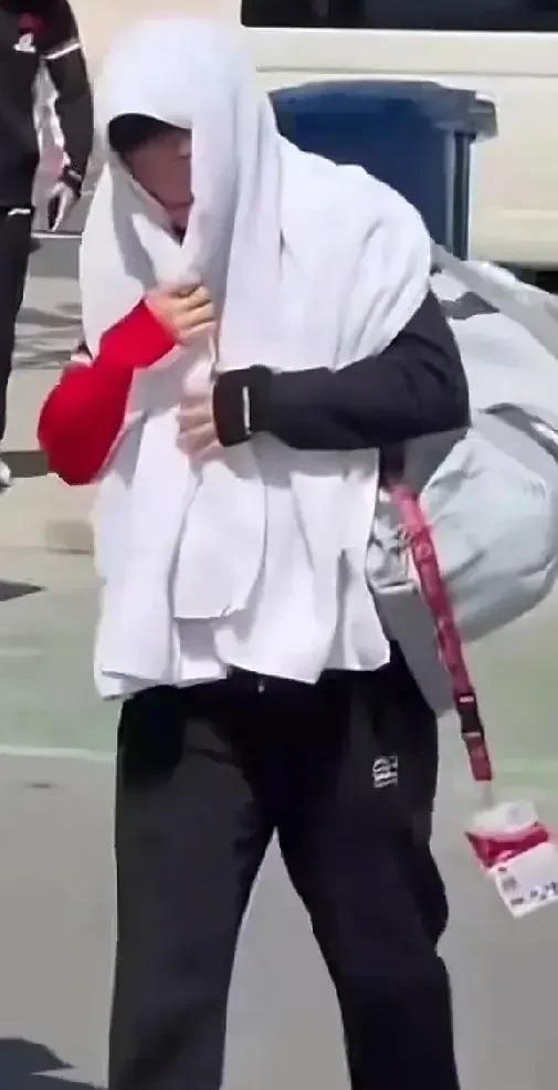 连这个都能一样一样的。你说你俩还有啥不一样的时候。
打球时的步伐一模一样。
脱衣