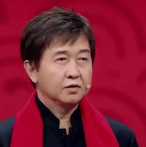 64岁的付笛声和妻子直播时遭骂声。二人凭借《知心爱人》吃透30年红利，如今儿子也