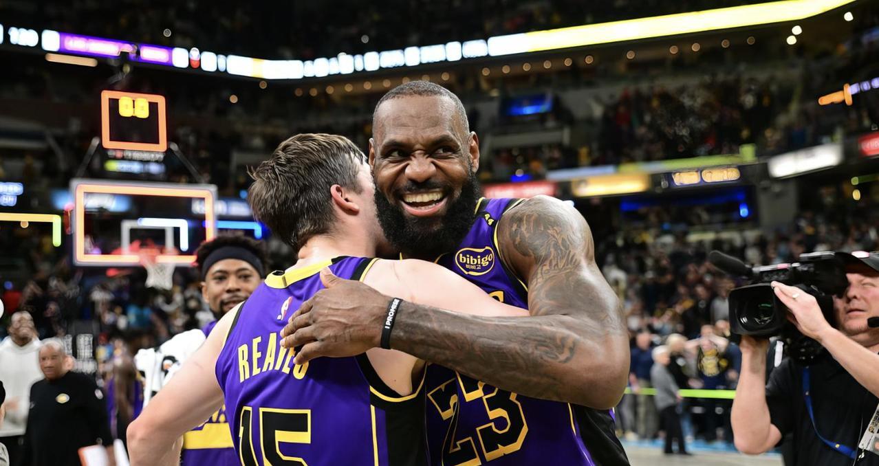 还记得赛季初期的吗，在没有老詹情况下球队连战连捷，这虽然有打弱队原因但球队的氛围