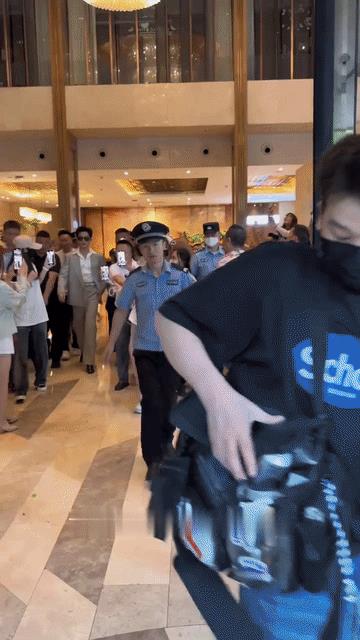 被王星越护着的女孩应该会永远爱他，粉他吧！冲冠一怒为粉丝，王星越实力宠粉，难得难