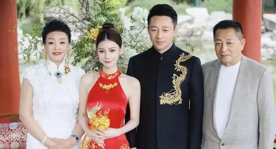 汪小菲和马筱梅结婚，最开心的不是汪小菲，也不是马筱梅，而是张兰，她为儿子终于找到