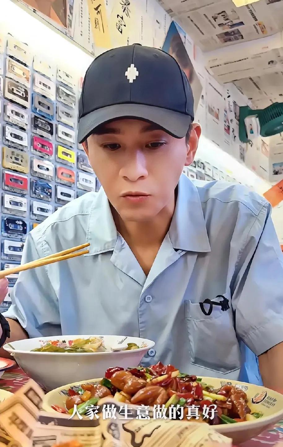 乔振宇
真是太拿的出手了！
以前居然没发现，看到他在饭店里吃饭的画面。才无意间发
