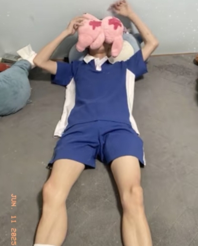 男孩高考完直接睡了一天一夜，爸妈在门外守了24小时都不敢敲门。
 
孩子醒来那刻
