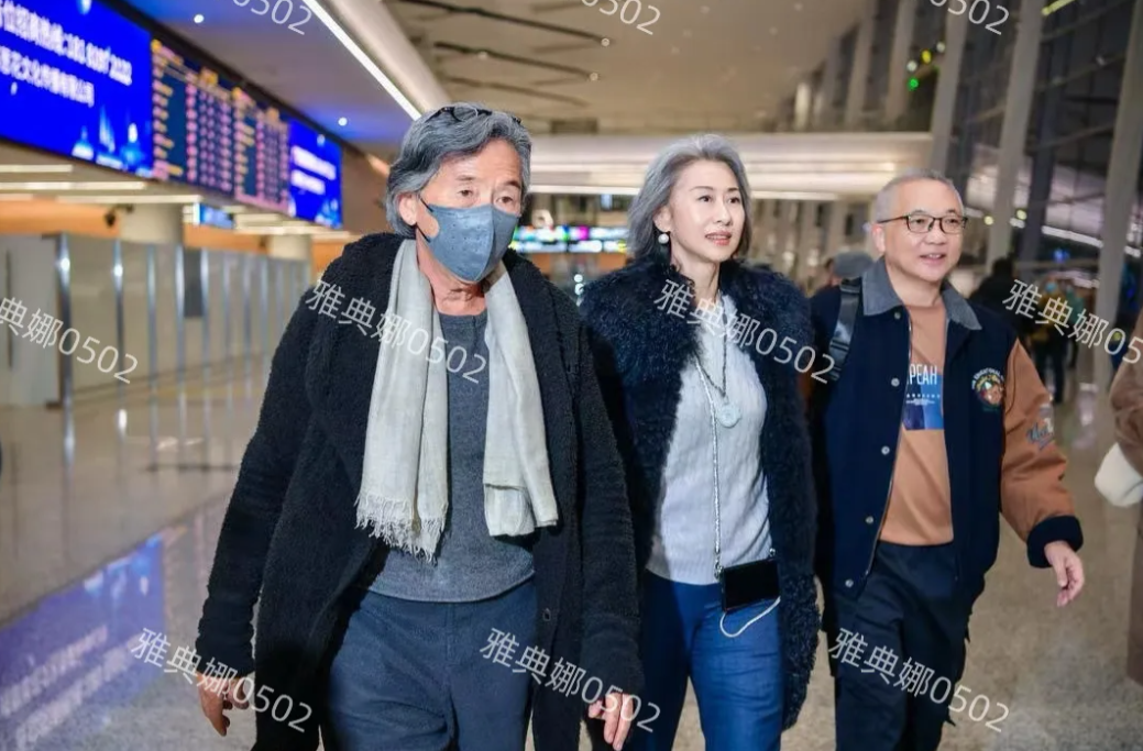 成都机场偶遇叶倩文林子祥夫妇！
叶倩文本人好有范儿，身材高挑打扮时尚，一头银发又