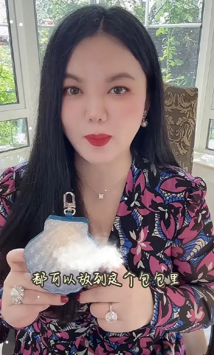 李湘回到北京的别墅戴两个鸽子蛋分享好物。
