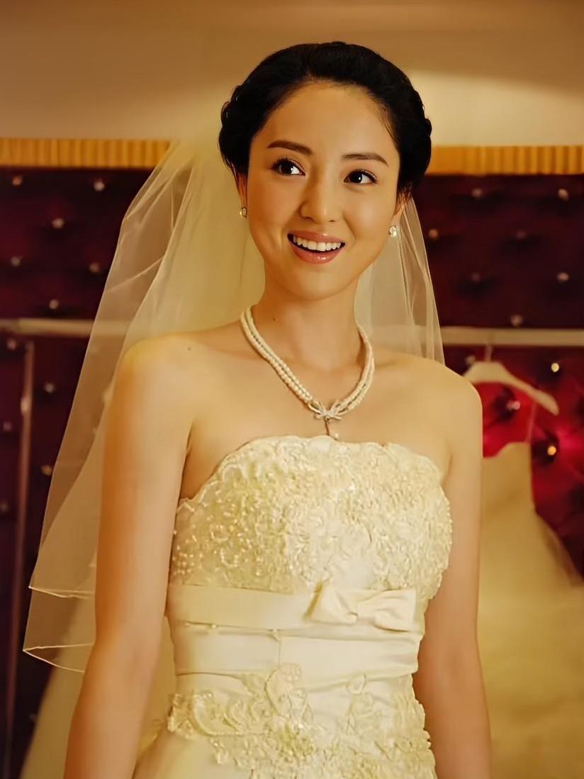 我敢打赌，
董璇的二婚生活，过的比99%的女人舒坦，
不是因为张维伊够爱她，而是