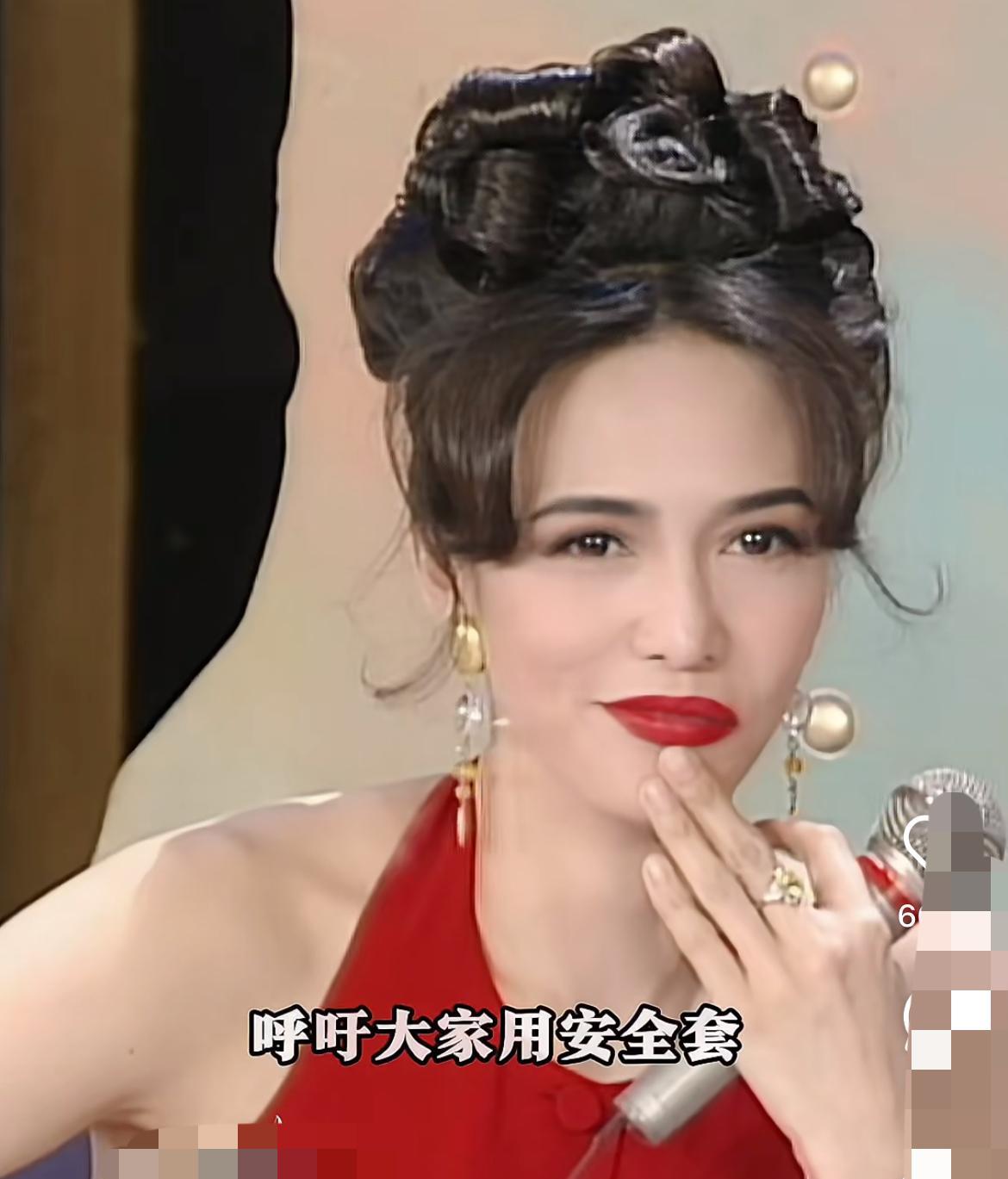 她在1990年之前已经人称郑9组郑10组了，一个人九组戏，演技非常好。电影、主持