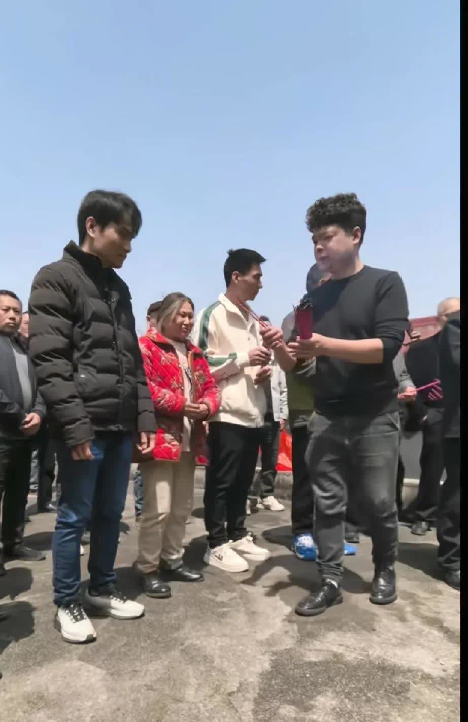 孤独了这么多年的苏伢子终于认祖归宗，在祠堂吃过午饭后，一家人开始祭祖，这也是苏伢