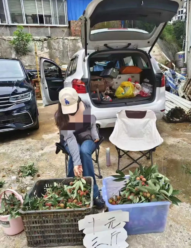 西安荔枝价格“跳水”：不是崩盘，是市场在“挤水分”！
 
最近西安水果市场里，荔