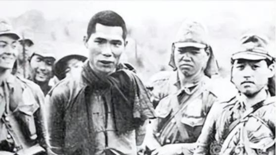 1942年，地下党员赵兴兰被捕。一个伪军给他送饭时，突然敲了敲碗底，还说要救他出