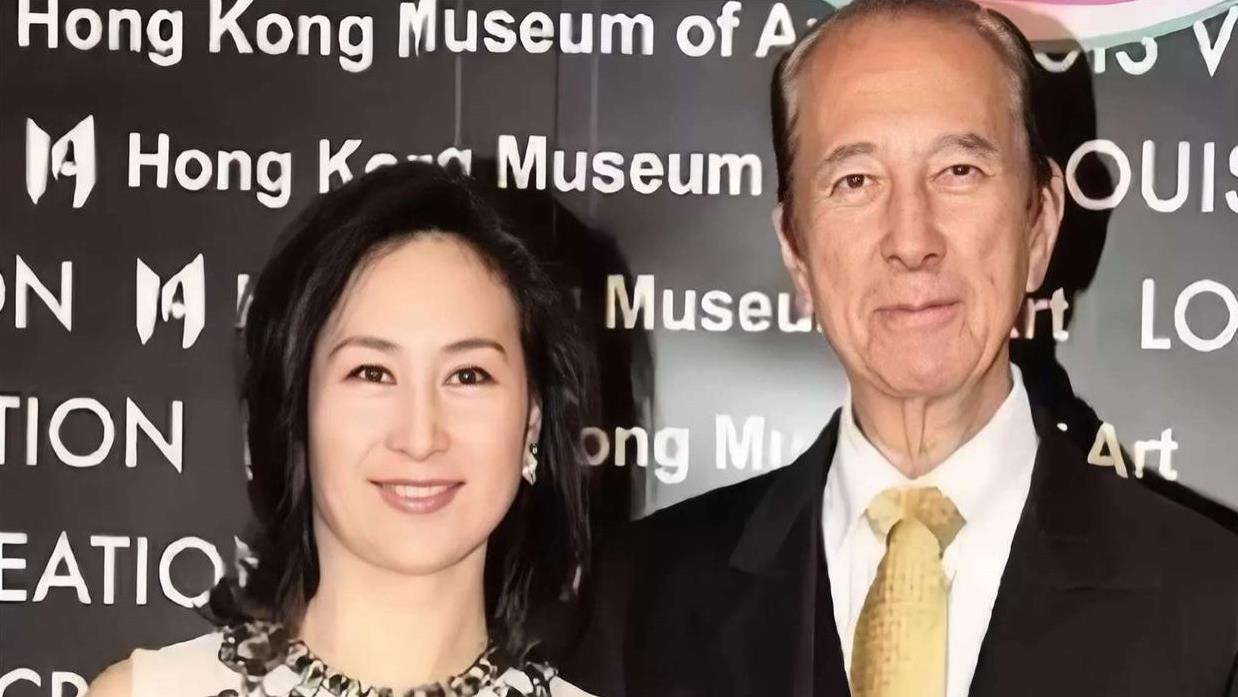 何超琼现身中关村论坛，她穿扮简约，但气质很出众，笑起来好温柔