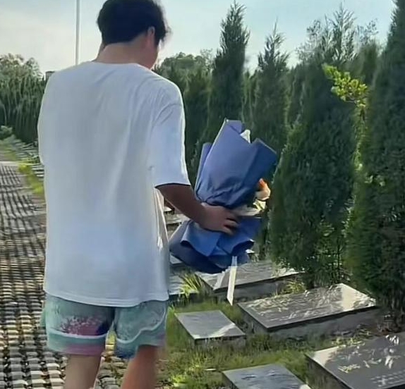 泪崩！江西高考生将妈妈遗照贴胸口赴考，结束后携鲜花墓前寄哀思
