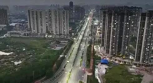 玉林市二环南路那个90度的急转弯路口，好多人都在吐槽规划有问题！

其实这个